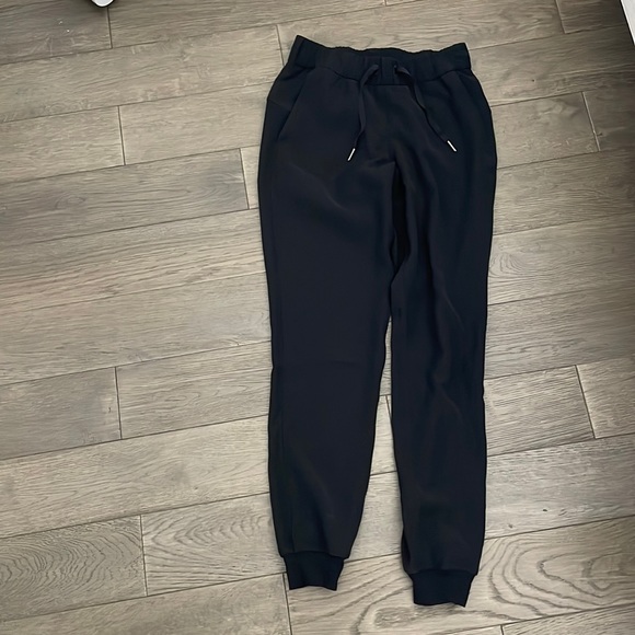 lululemon athletica Pants - Lululemon On The Fly Mid-Rise Jogger travel woven